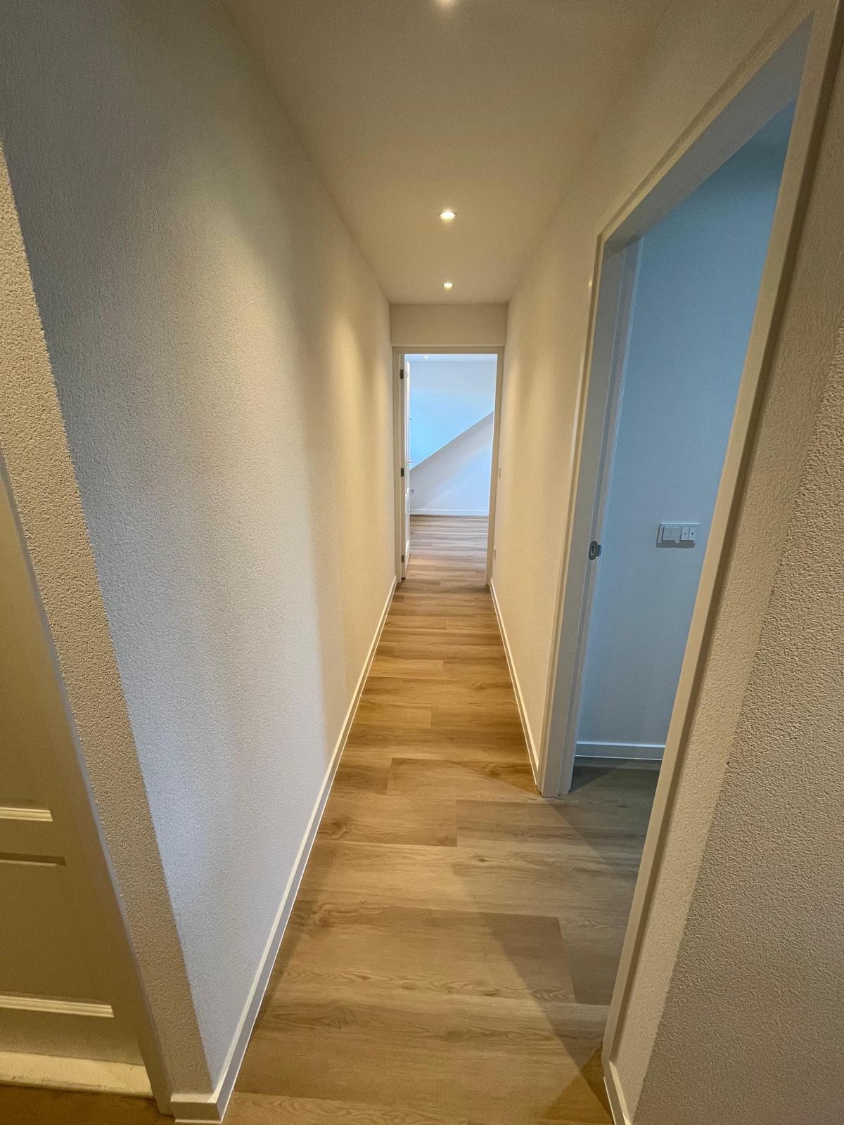 Vloer met plinten afwerken